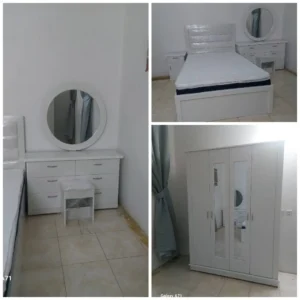 غرفة نوم بيضاء بالرياض